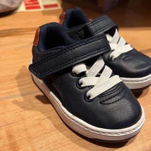 Size 5 Carters baby boy shoes. Excellent condition. Worn a couple times.